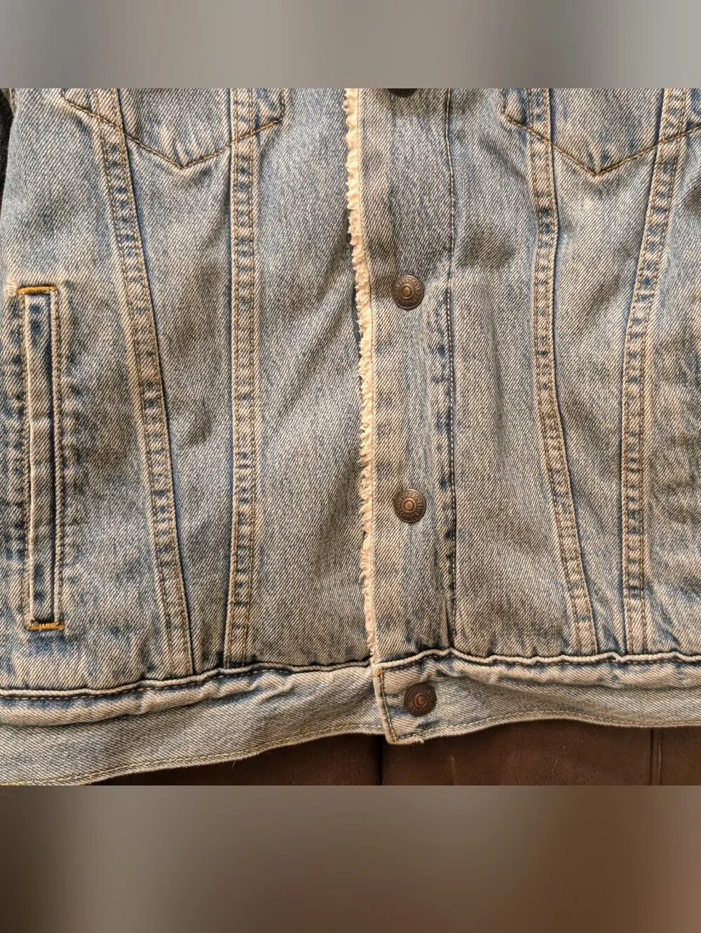 Levi's Light Blue Denim Sherpa Jacket with Cream Lining - Picture 2 of 8